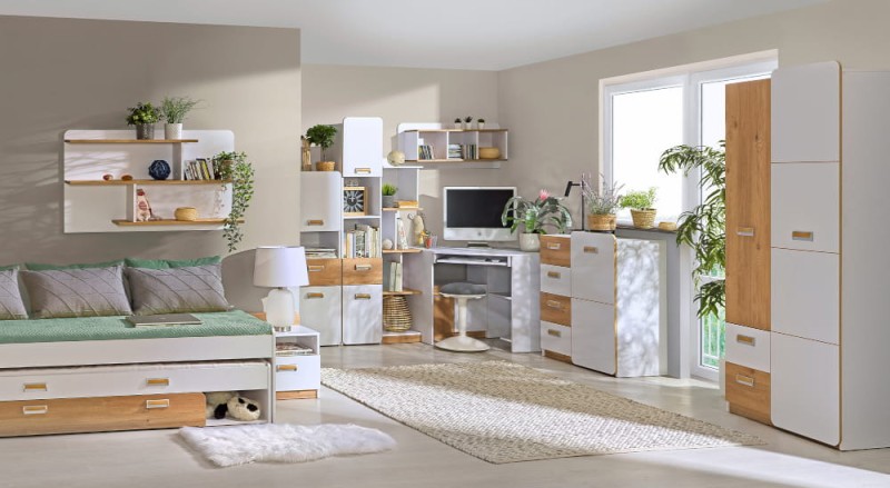 Aranżacja pokoju młodzieżowego: biało-drewniane szafy, biurko narożne i łóżko z pojemnikiem.